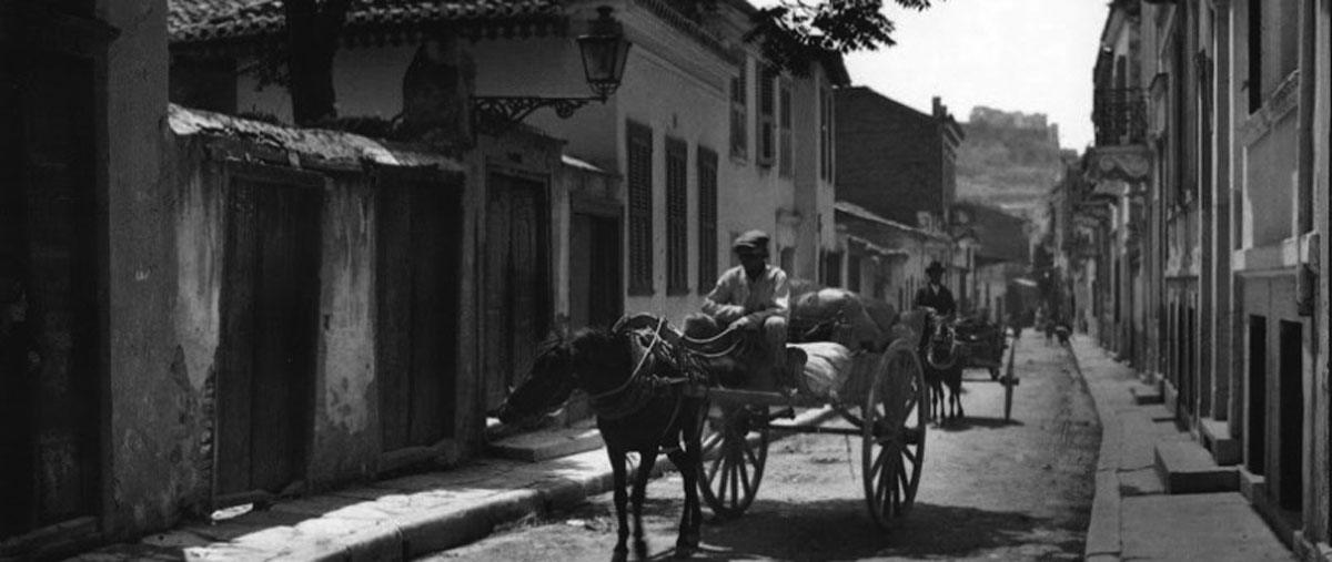 Παλιά φωτογραφία από γειτονιά της Αθήνας με άλογα και κάρα με φώντο την ακρόπολη
