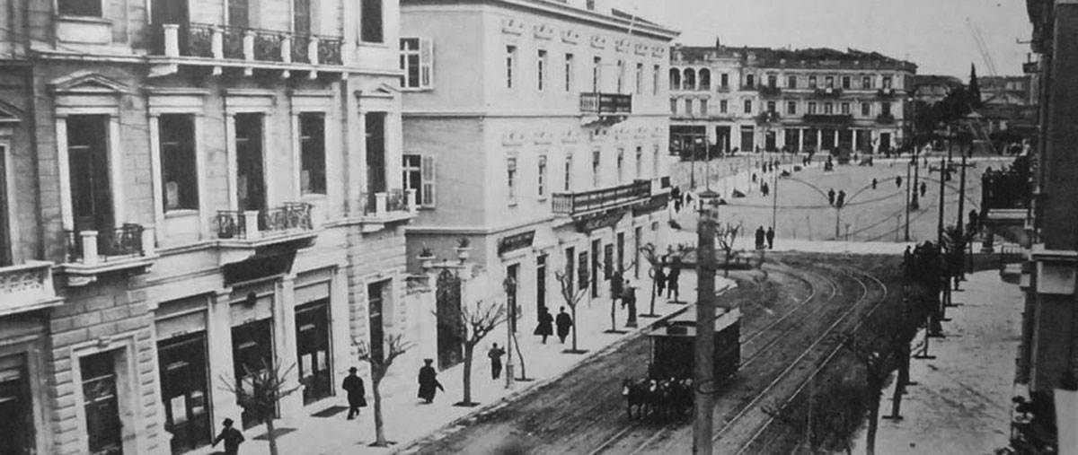 Παλιά φωτογραφία από το κέντρο της Αθήνας με άλογα να σέρνουν το τραμ