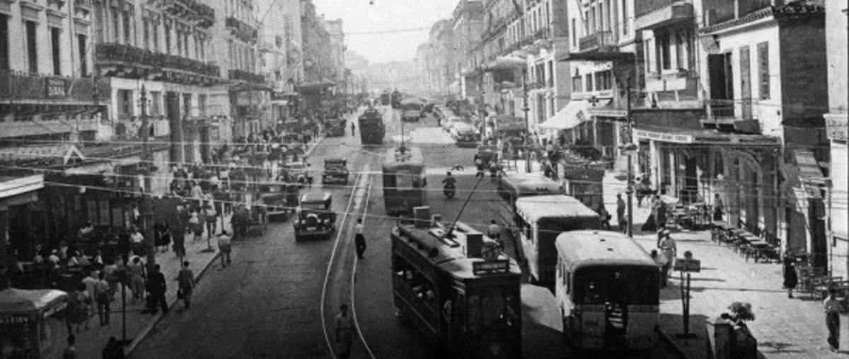 Παλιά φωτογραφία από το κέντρο της Αθήνας με τραμ, λεωφορεία και παλιά αυτοκίνητα