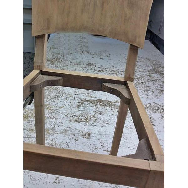 Τελάρο παλιάς καρέκλα που ανακατασκευάζεται