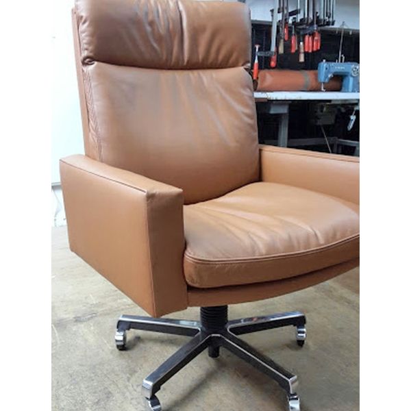 Ανακατασκευή καρέκλας γραφείου με ταπετσαρία επίπλου από δέρμα